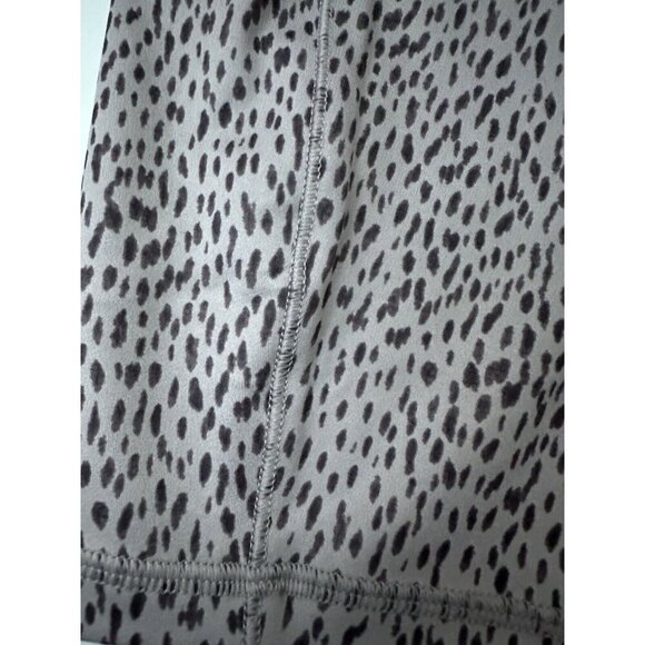 Athleta Salutation Stash Pocket II Printed 7” Short Size Small Animal Print NWT - Picture 3 of 7